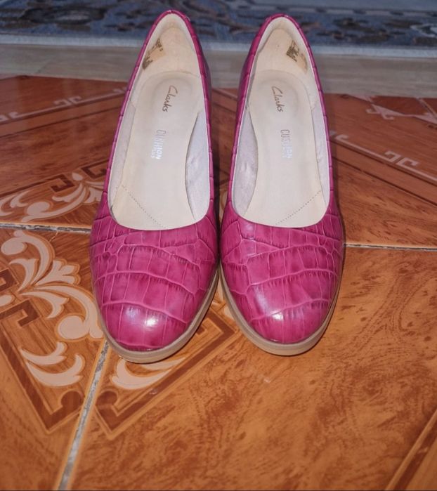 Vand pantofi cu toc Clarks