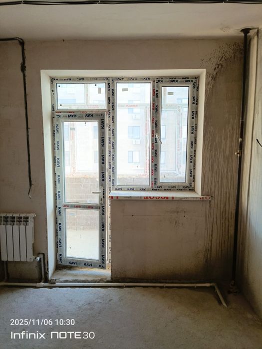 Пластиковое окна балконное  с подоконником