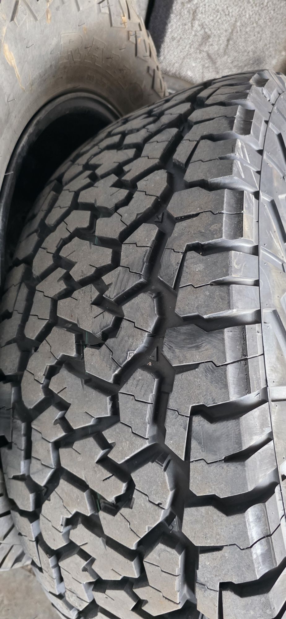 Продавам гуми 35/12.5/17 ROADCRUZA RA1100 AT