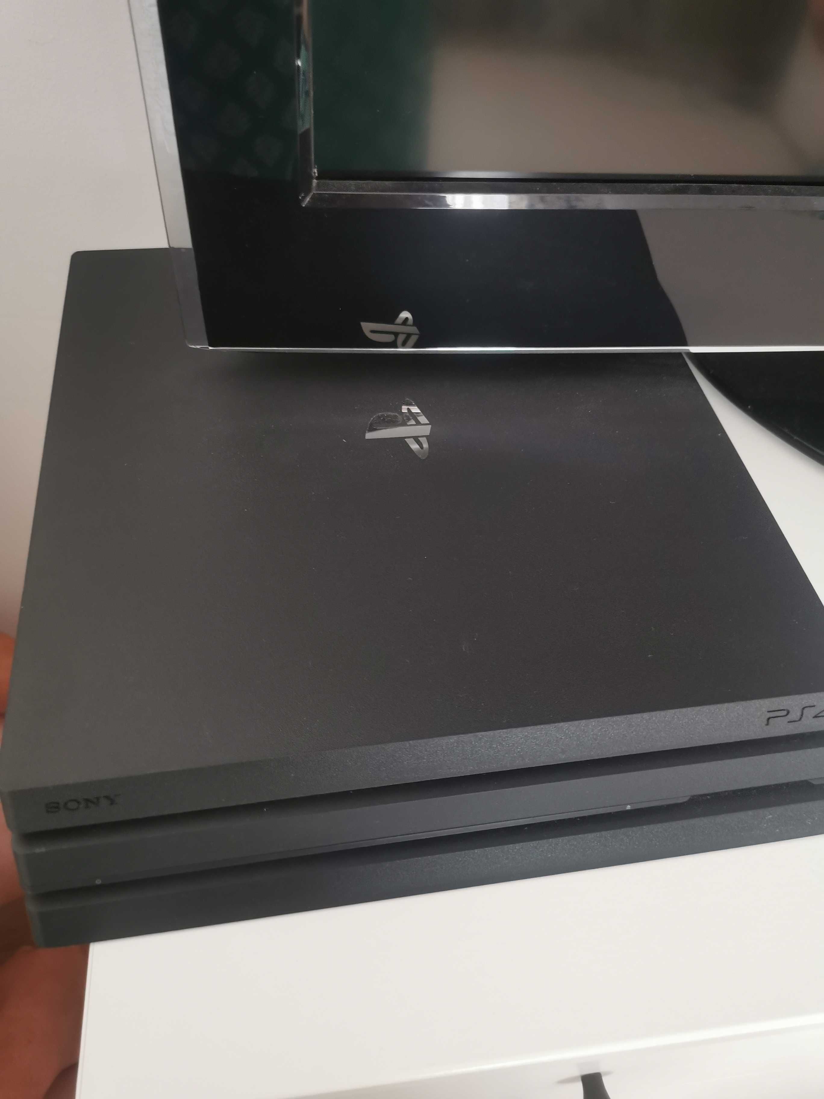 Vând Consola Sony PlayStation 4 PRO PS4 1TB + 2 Controllere + GTA5