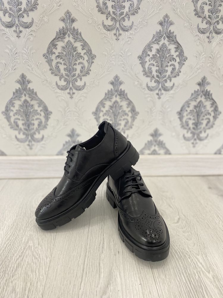 Мужские кожаные туфли броги в черном цвете