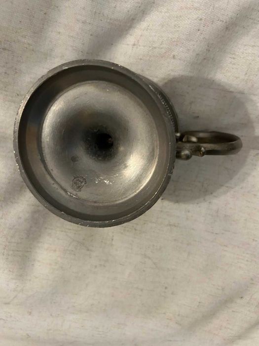 Красив свещник от калай за голяма свещ