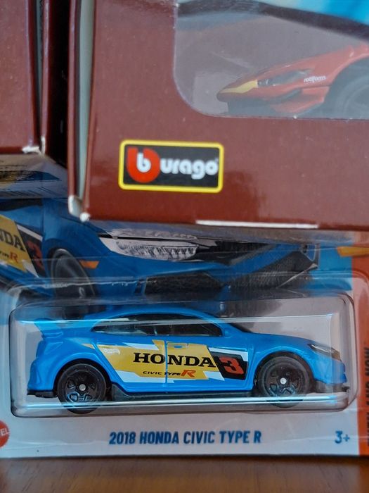 Продават се чисто нови