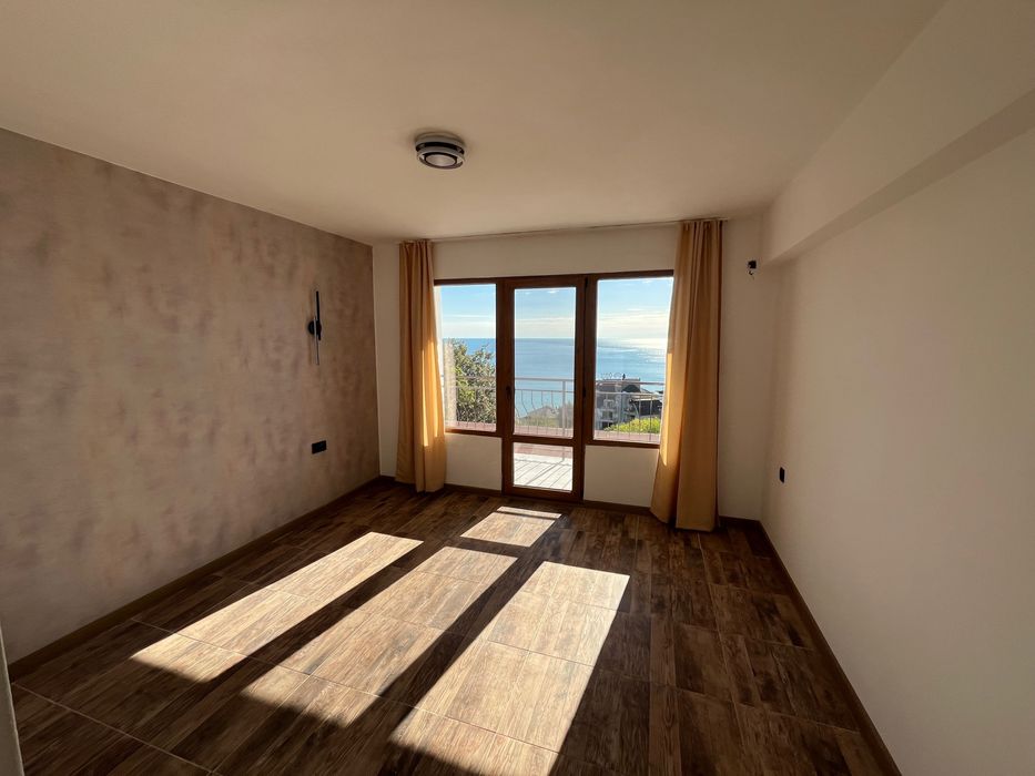 Продавам двустаен 82кв/м апартамент