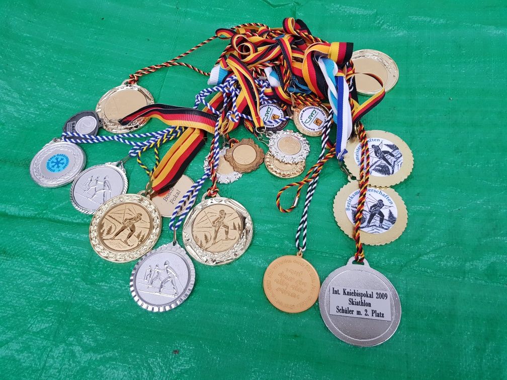 Medalii diferite copetiti de  sporturi  iarnă (sky)