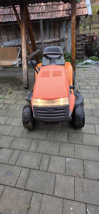 Tractoras Husqvarna pentru tuns iarba