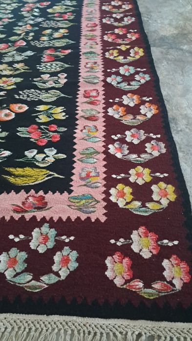 Covor din lana naturala merinos 100%.  lucrat in gherghef