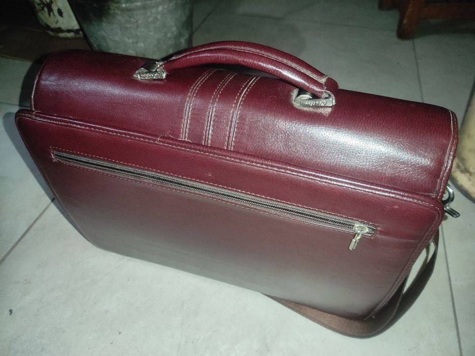 Продам портфель с большим количеством отделений