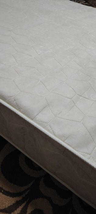 Матрас сотилади 2 метрга 180 см катта размер холати яхши