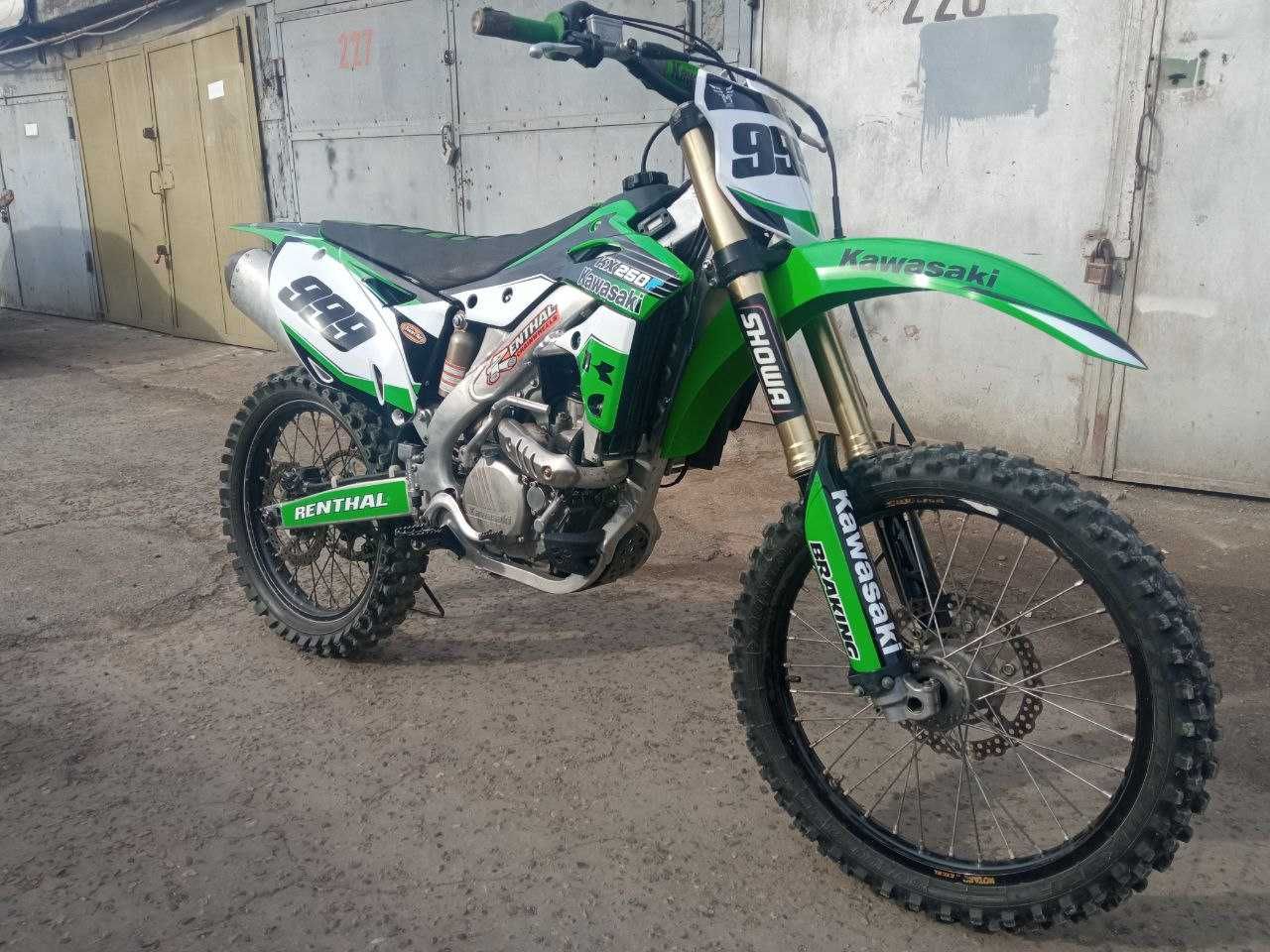 Продается кроссовый мотоцикл Kawasaki KX250F 2013 года.