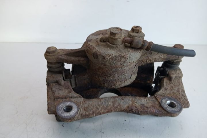 Etrier frana dreapta fata cu suport etrier Toyota Avensis a 2-a gener