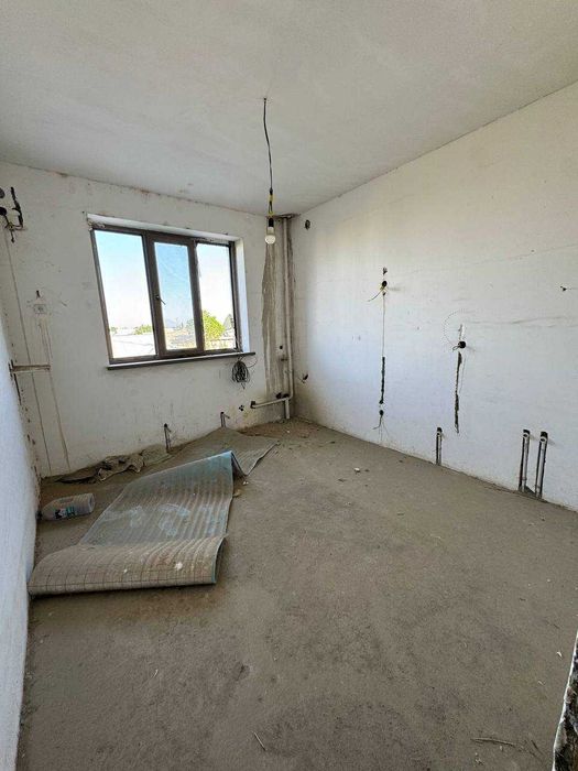 Guliston shahar O'zbekistonshoh ko'chasi 11 uy 19 kv (2 etaj) SOTILADI