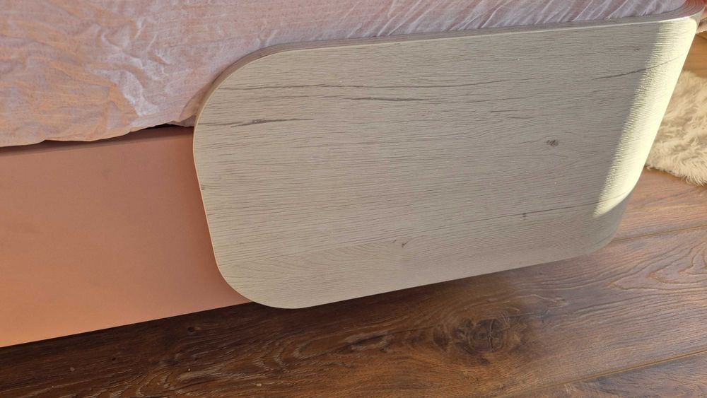 Модерно легло с нощни шкафчета и дизайнерска табла