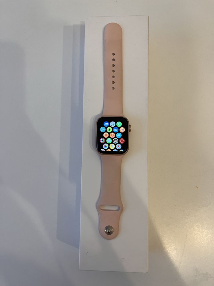 Apple Watch IMPECABIL Seria 5 Rose Gold 44 mm + Bratari