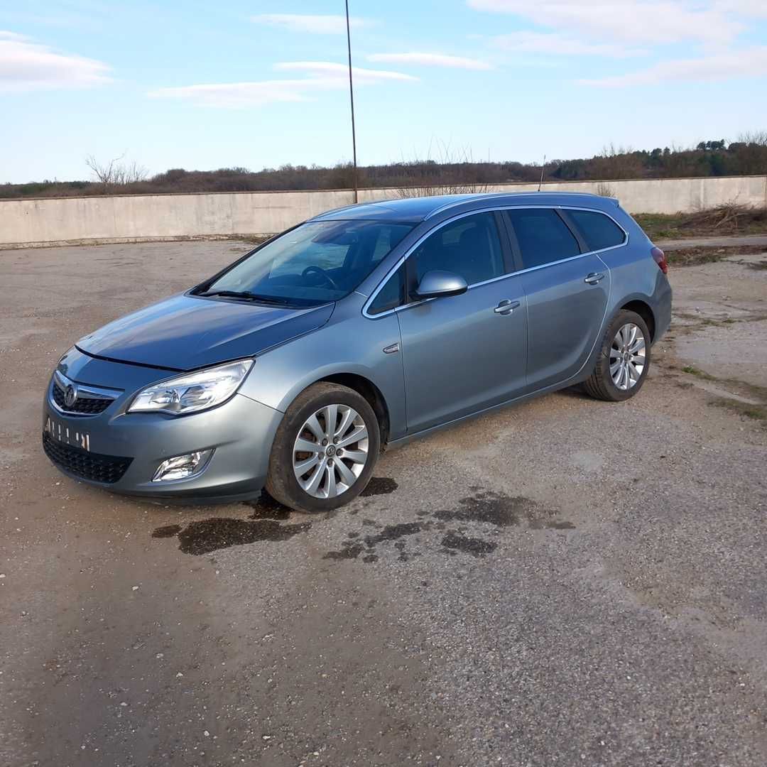 Опел Астра J 2,0 CDTI комби 2011/Astra J Sports Tourer 2,0 CDTI silver