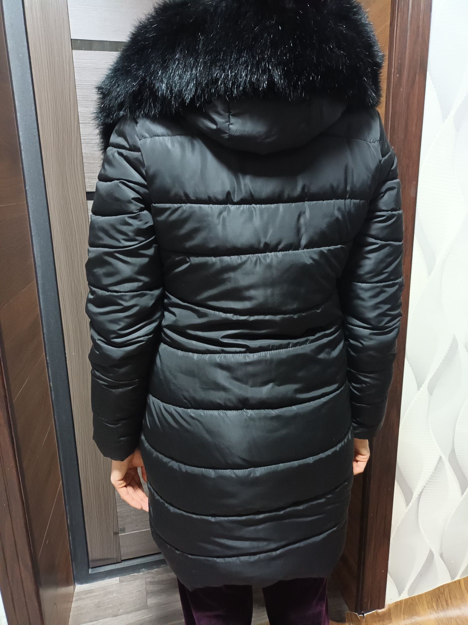 Куртка зимняя чёрного цвета с капюшоном и с мехам размер 46 Л