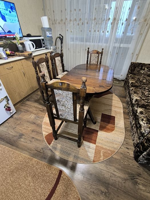 Масивна маса със столове и удобен диван- канапе