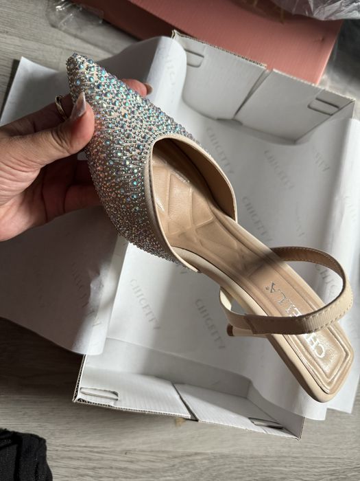 Обувки на ток с камъни / токчета