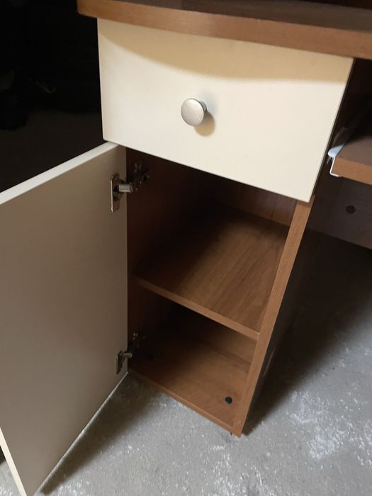 ПРОДАВАМ МНОГО СПЕШНО! Ученическо бюро в прекрасно състояние