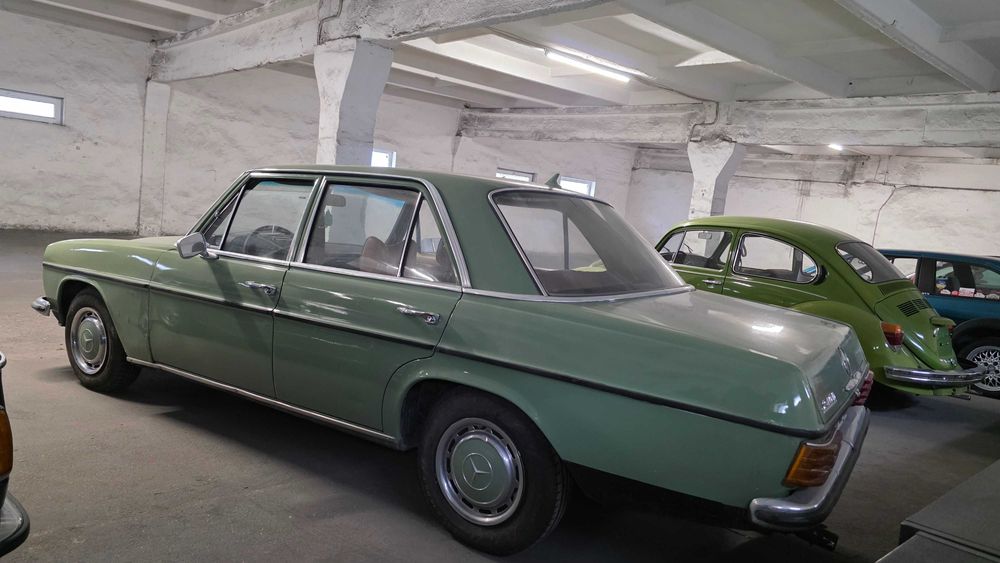 Mercedes-Benz w115 - 200D - 1976 Retromobil