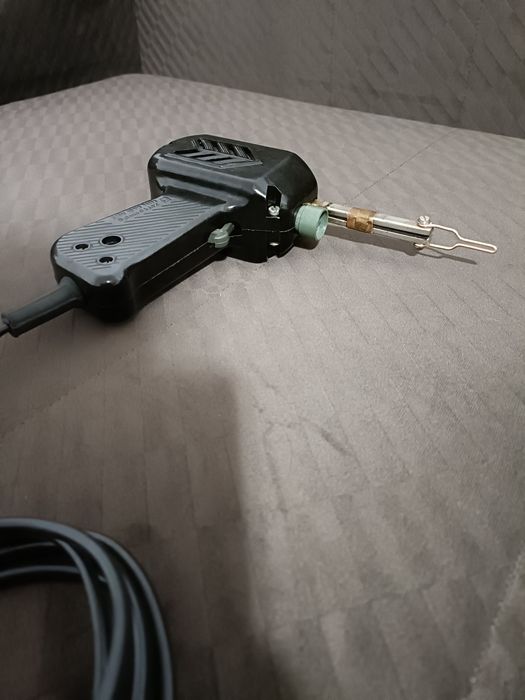 Pistol de lipit românesc
