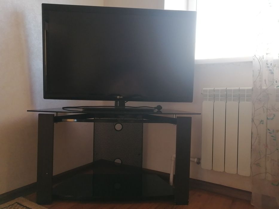 Продам Телевизор LG с подставкой.