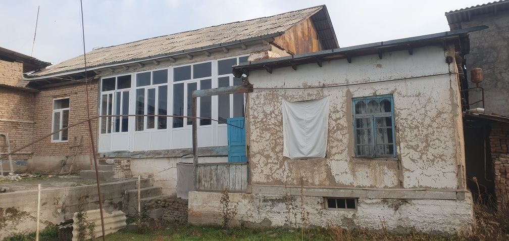 Uy sotiladi hovli 7 xona kitob shahri