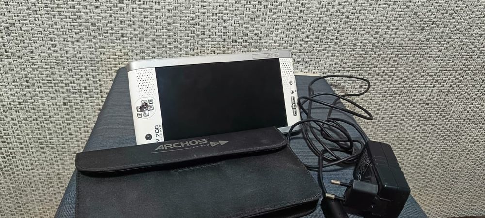 Портативный цифровой видеорекордер Archos AV700