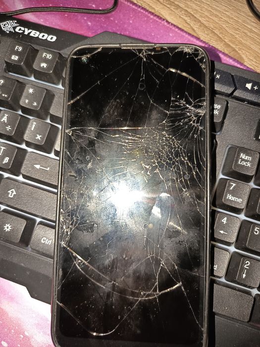 SAMSUNG M11 cu ecranul spart!!