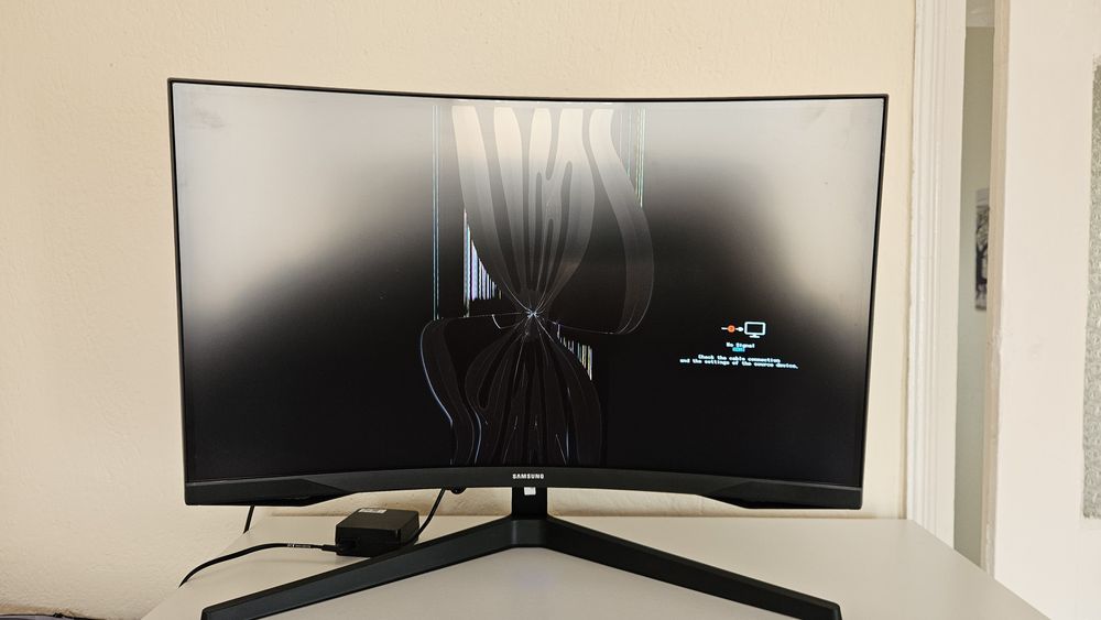Извит геймърски монитор Samsung Odyssey G5 – неработещ