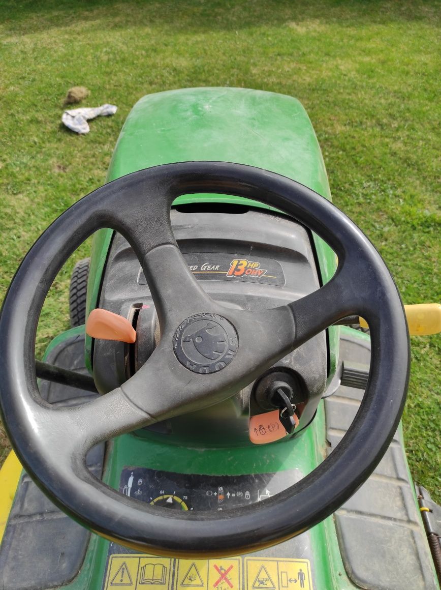 Tractoraș gazon John Deere