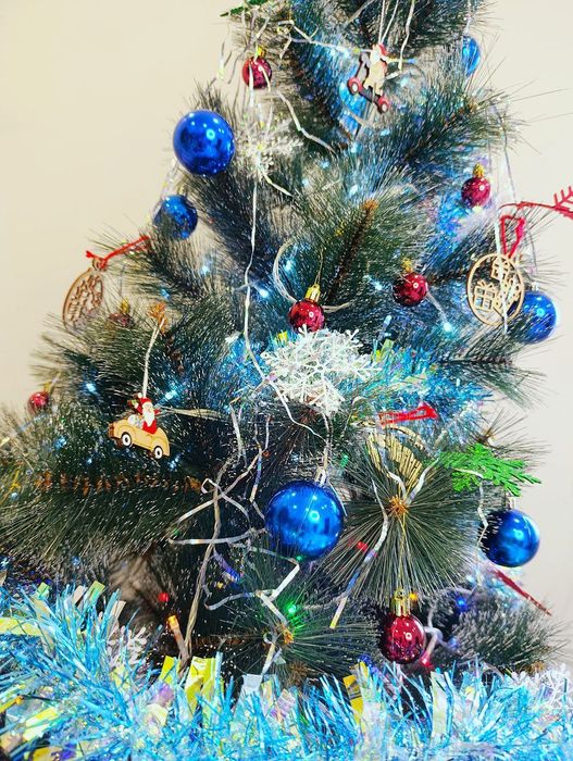Ёлка заснеженная с гирляндами и игрушками