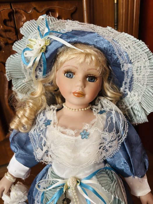 Papusa portelan Delia superba