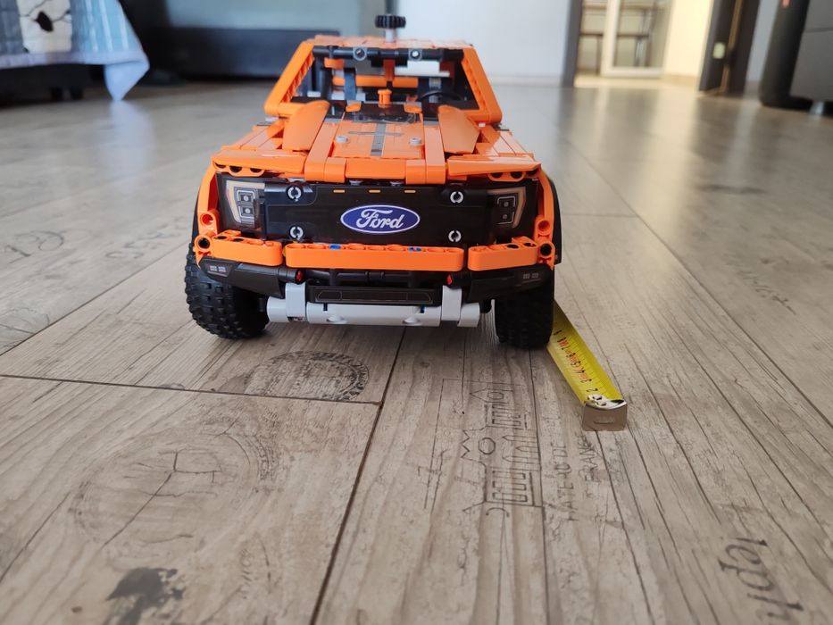 Ford din lego tehnic, vine asamblat.