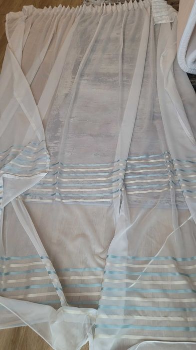 Perdea alba cu dungi