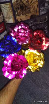 Цветные и золотые сувенирные розы