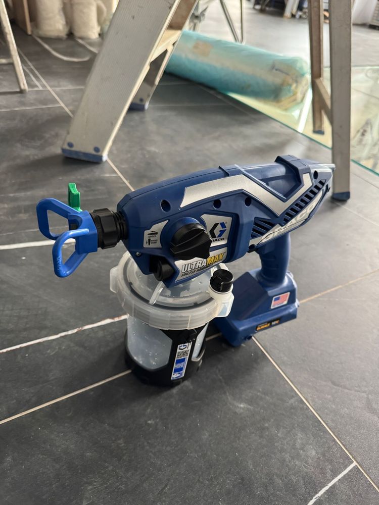Pistol vopsit zugravit Graco Ultramax cu baterii acumulator Dewalt