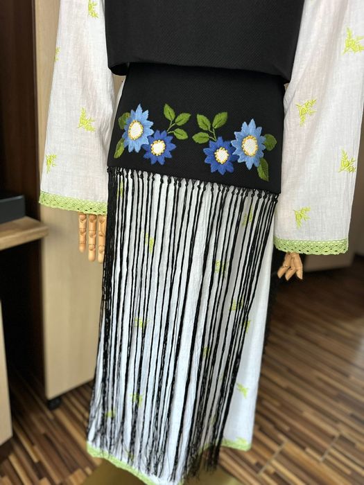 Costum popular brodat manual