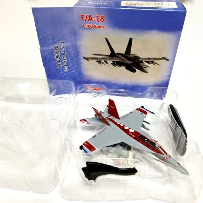 Macheta avion metalica F/A-18F VFA-102 Super Hornet Diamondbacks 1:100