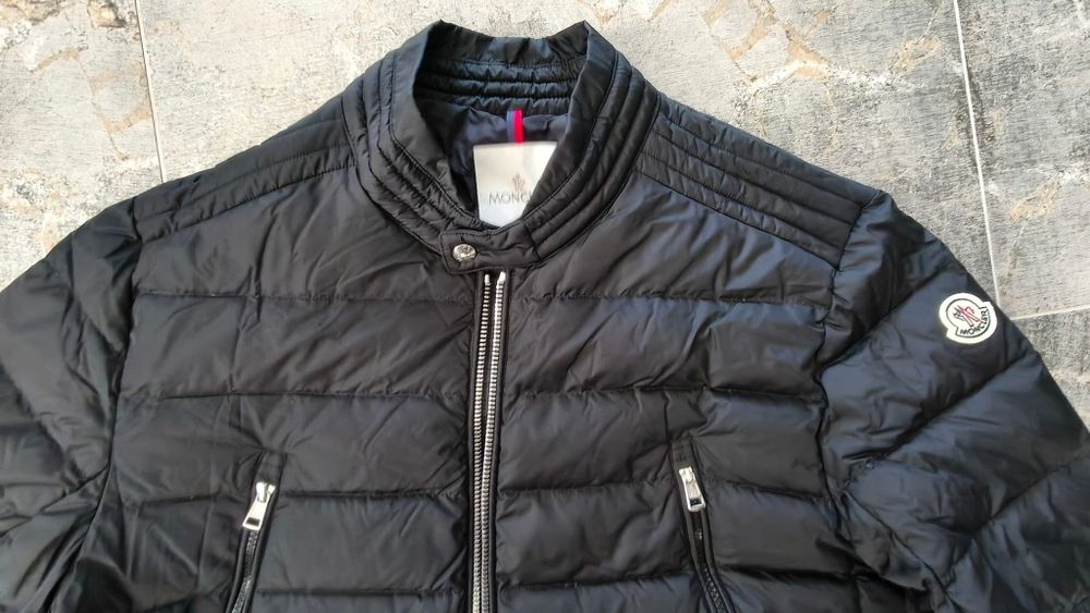 Vând geaca Moncler originala