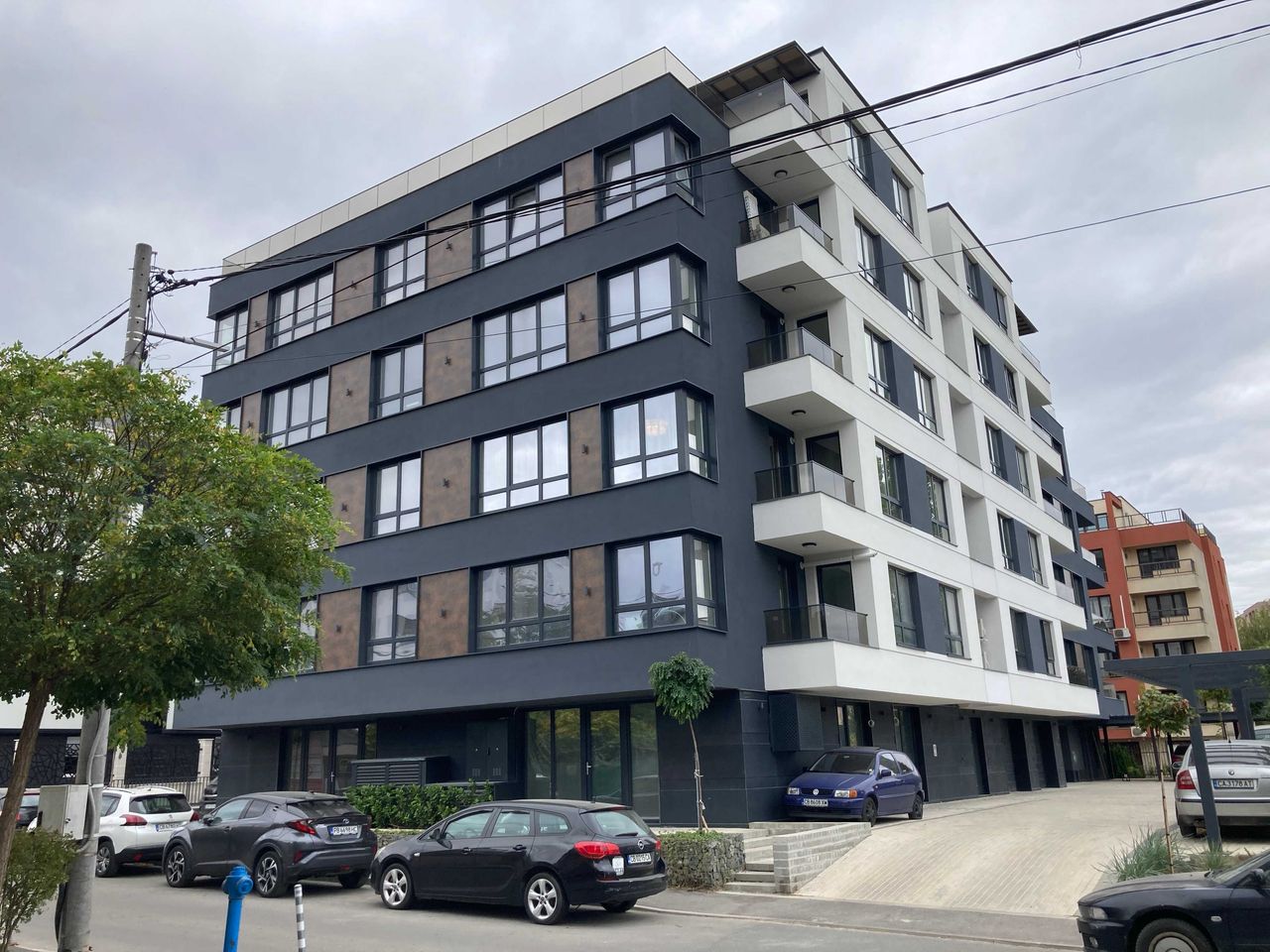 Дава се под наем Гараж / Паркомясто в София, Кръстова вада - 12 кв.м за 240 € - Снимка #1