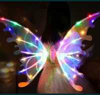 Электрические крылья бабочки светятся и двигаются