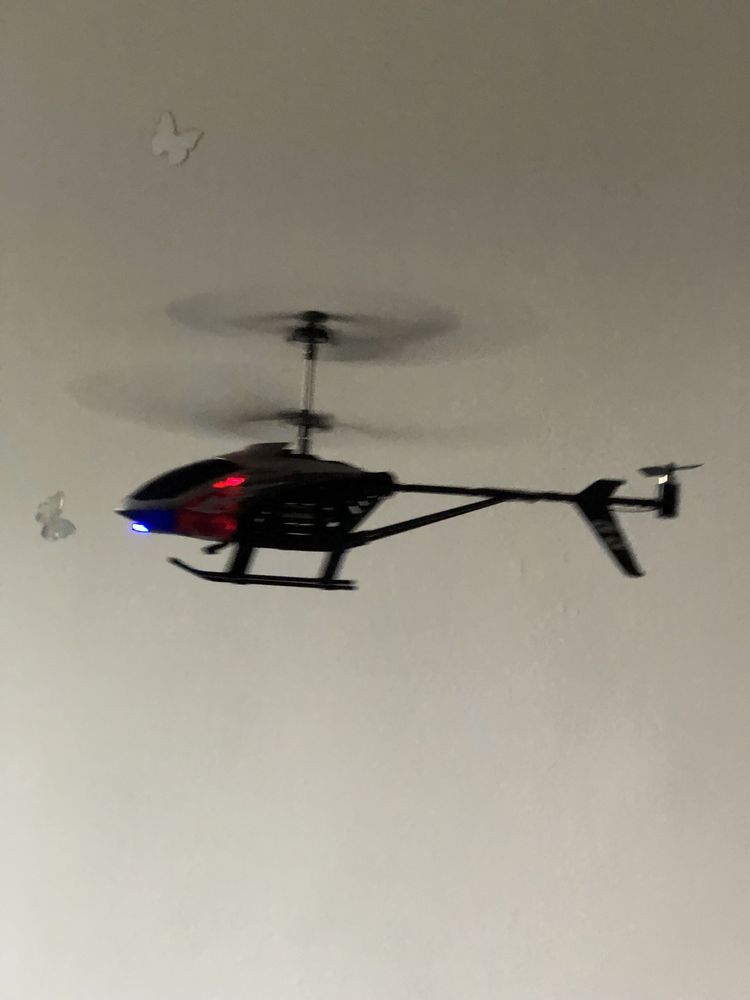 Elicopter cu telecomanda, AeroQuest, gri, giroscop si lumini LED