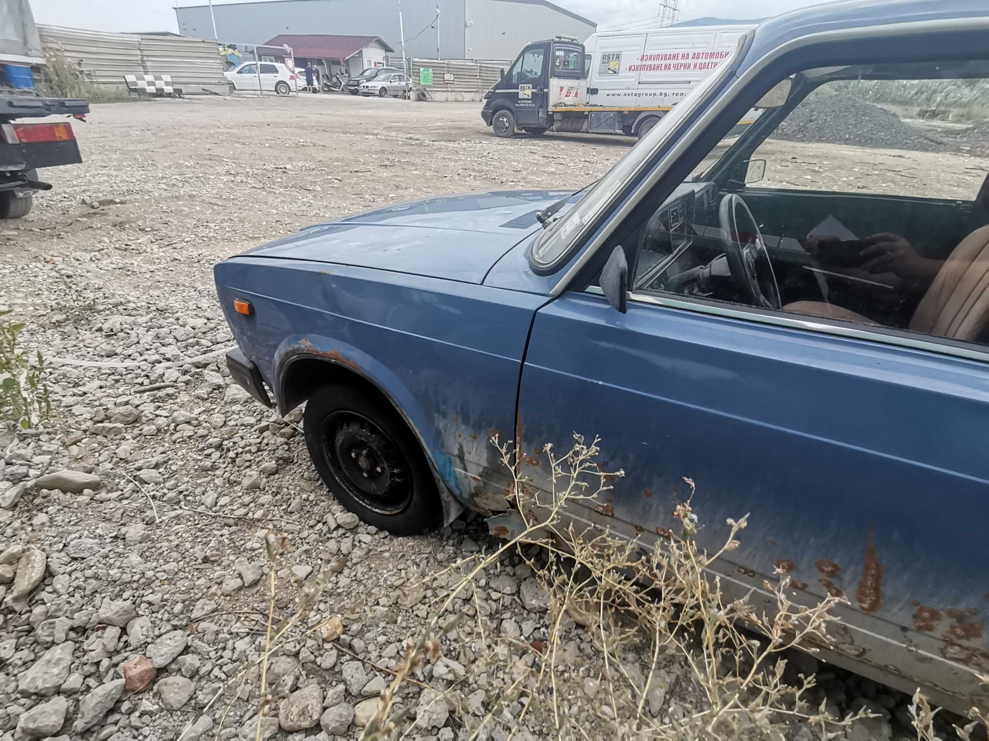 Продавам Лада 2107,1989г.БРАКУВАНА. Ладичката си пали и върви.