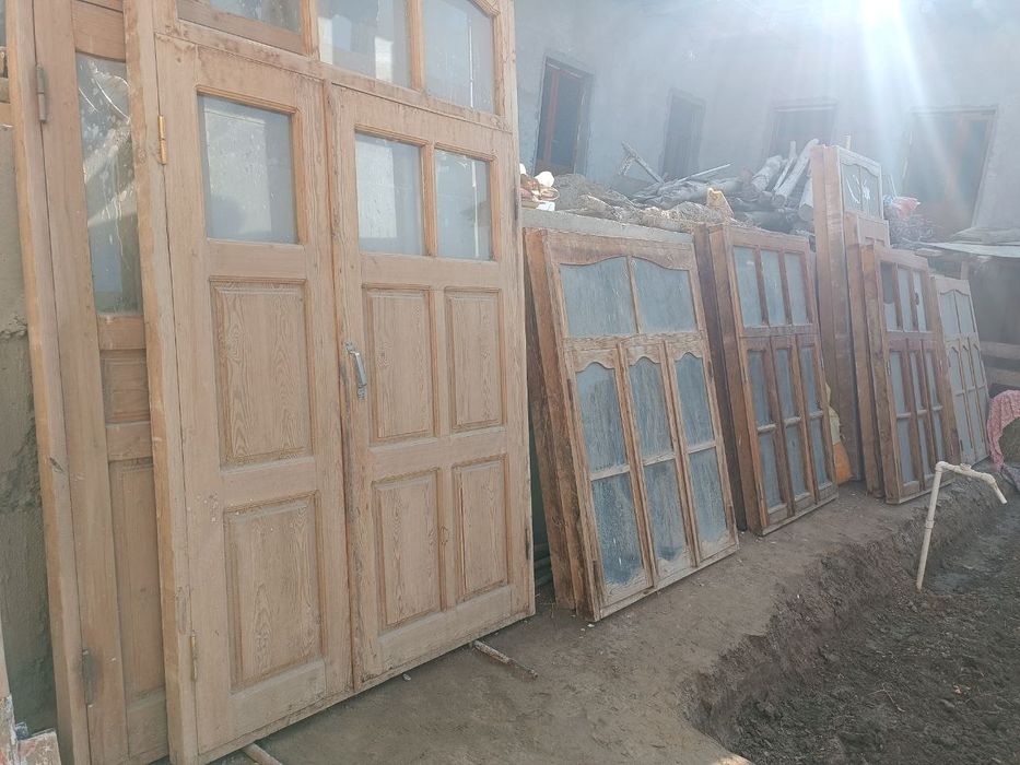 Eshik derazalar sotiladi