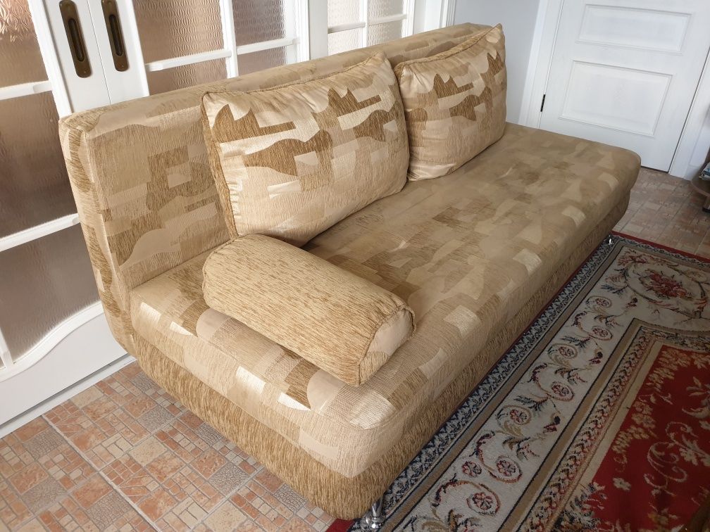 Продам удобный диван раскладывающийся