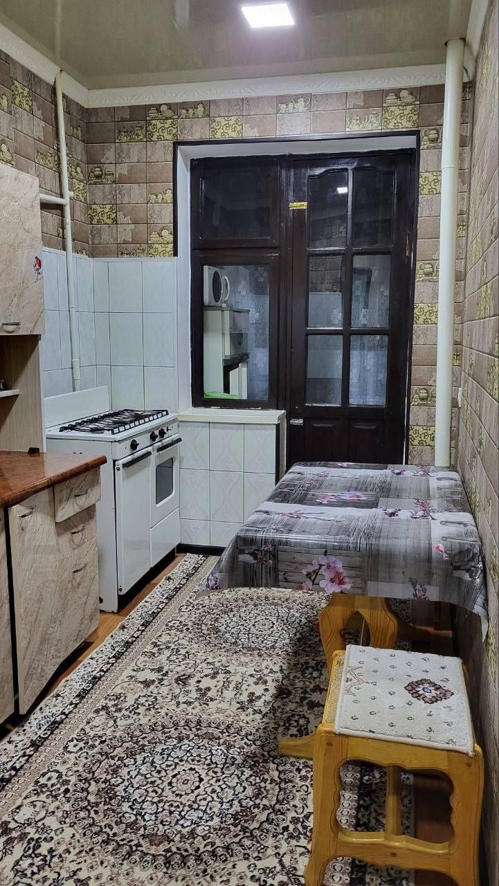 1 комнатная с мебелью и техникой выше Хакимията