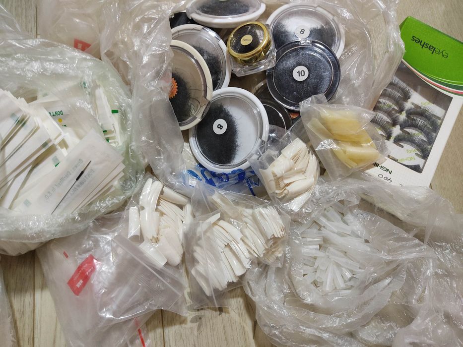 Ресницы, афрокудри, накладные волосы