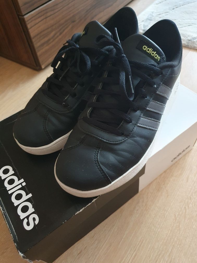 Мъжки /юношески/ маратонки ADIDAS 40 номер