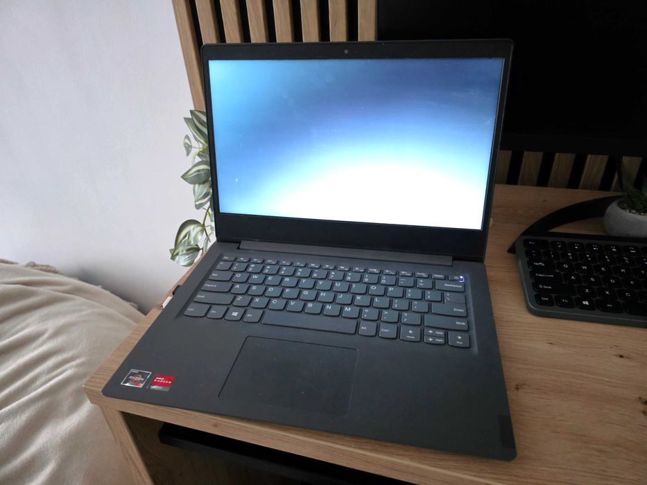 Laptop Lenovo Ryzen 3 3250U 12GB ram carcasa texturata (tip carbon)